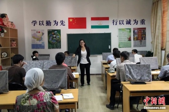 2014年，塔吉克斯坦國立民族大學的孔子學院內，教師正在為塔吉克斯坦學生授課。田冰 攝