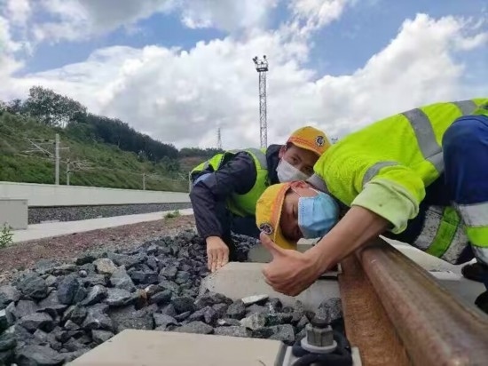 佟郎（左）正在檢修鐵路。受訪者供圖
