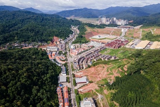 磨憨口岸俯瞰，右前方高層白色建筑群為老撾境內(nèi)。人民網(wǎng)記者 符皓攝