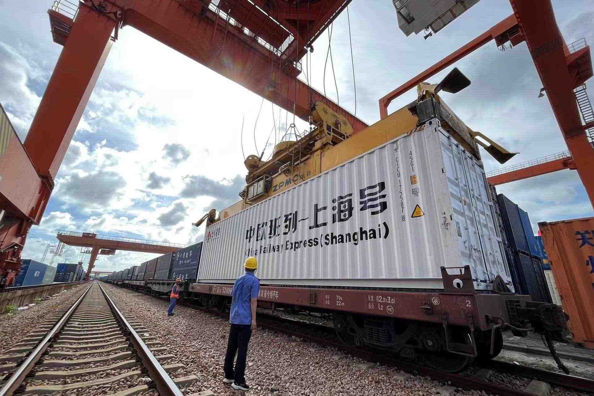 鐵路上海貨運中心閔行站貨場內，吊機在貨運員的監(jiān)裝下進行裝車落箱作業(yè)。人民網(wǎng) 皇甫萬里攝