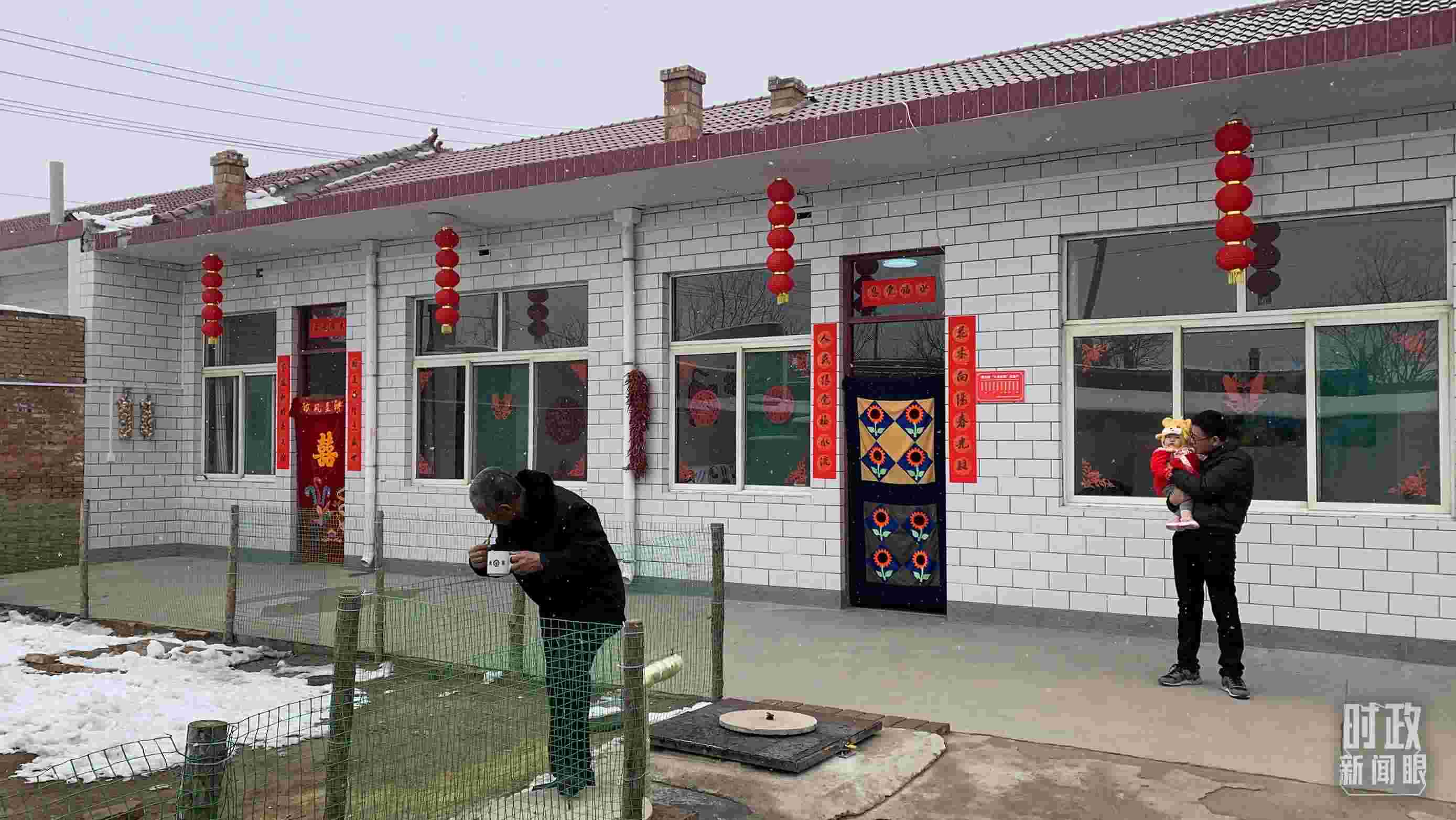 △ 當(dāng)年春節(jié)來臨之前，馮南垣村受災(zāi)村民全部搬進(jìn)了新家。（總臺央視記者段德文拍攝）