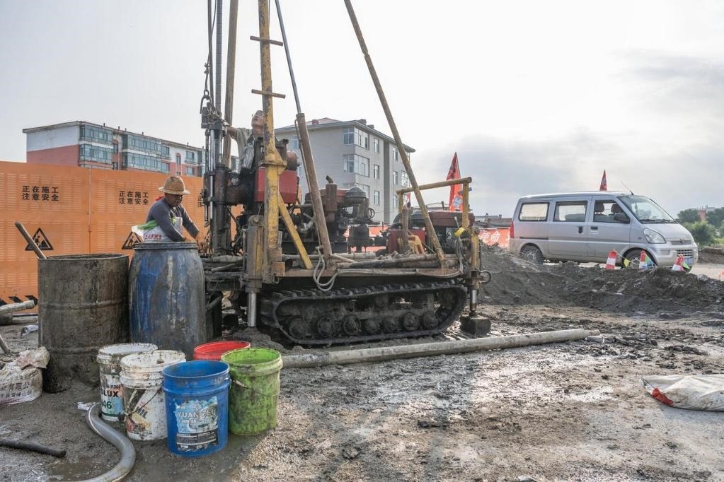 近日，在黑龍江省尚志市老街基鄉(xiāng)，施工人員正在作業(yè)。新華社記者 謝劍飛 攝