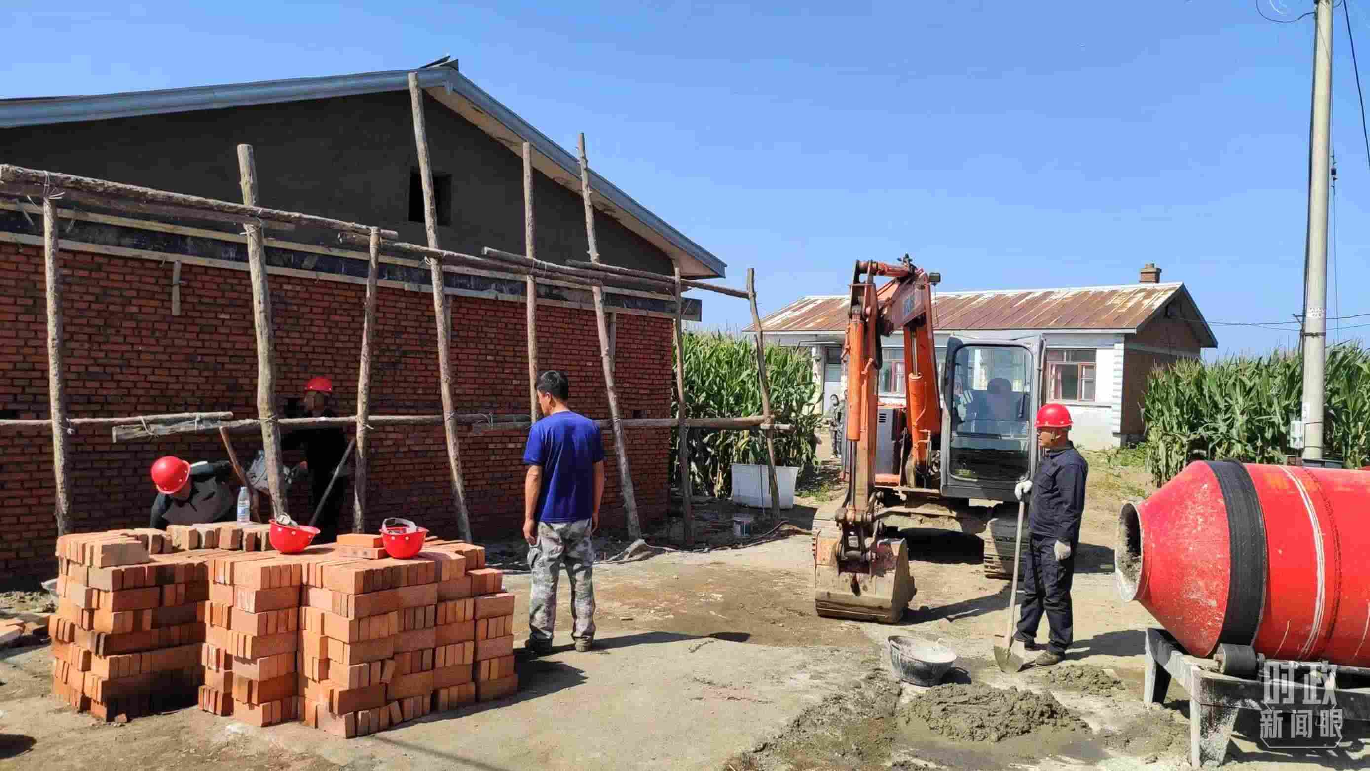 △村民正在修繕被損的房屋。（總臺央視記者薛冠南拍攝）