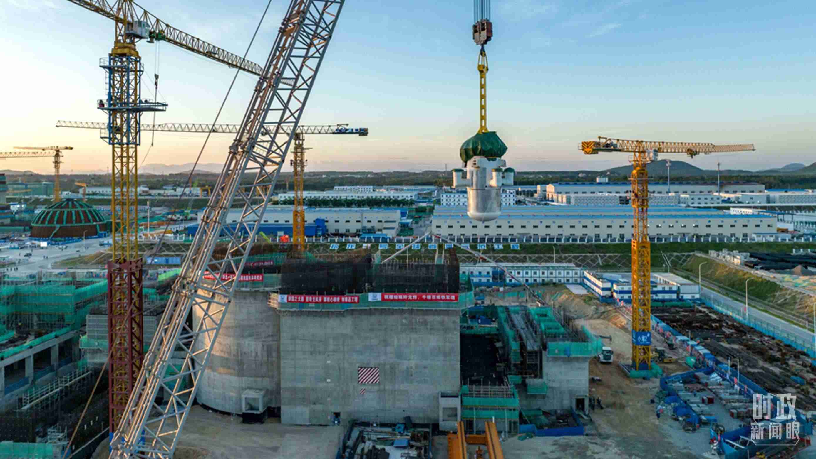 △8月10日，由中國第一重型機(jī)械股份公司承制的玲龍一號反應(yīng)堆核心模塊“玲龍之心”成功吊裝。（圖/國務(wù)院國資委網(wǎng)站）