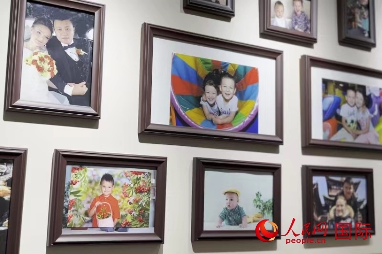 照片墻記錄每個(gè)幸福的瞬間。 人民網(wǎng) 皇甫萬里攝