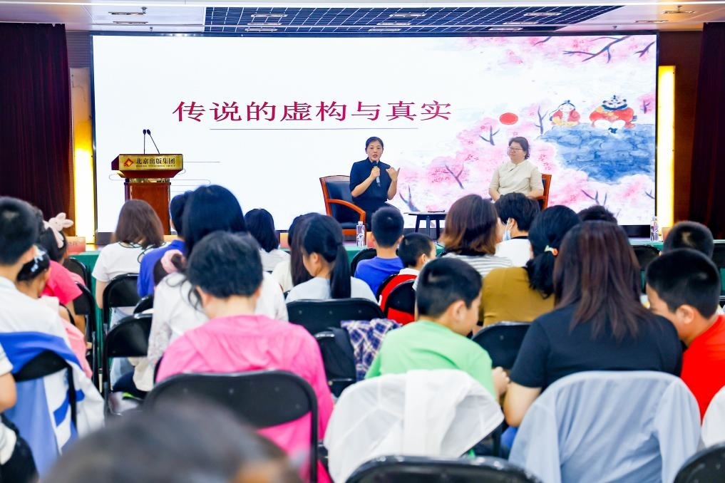 經(jīng)典閱讀進(jìn)社區(qū)——十月少年文學(xué)創(chuàng)享會(huì)走進(jìn)裕中東里。主辦方供圖