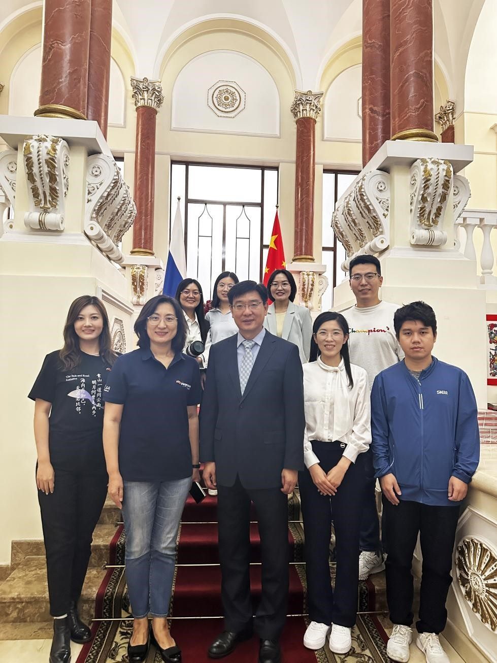 中國駐俄羅斯大使館公使銜文化參贊、莫斯科中國文化中心主任封立濤（前排中）與人民網(wǎng)記者合影。