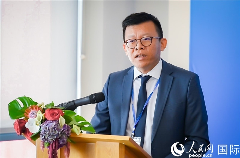 圖為中遠海運(歐洲)公司副總裁李震宇致辭。人民網(wǎng) 郭錦標攝