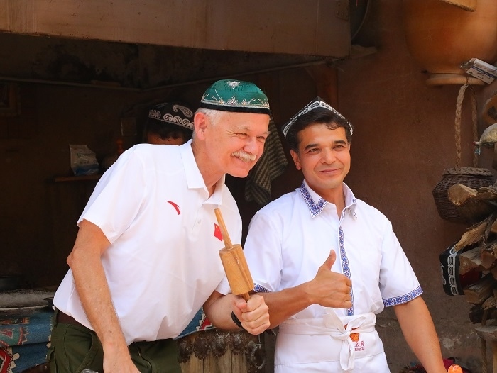 潘維廉和維吾爾族創(chuàng)業(yè)青年合影。主辦方供圖