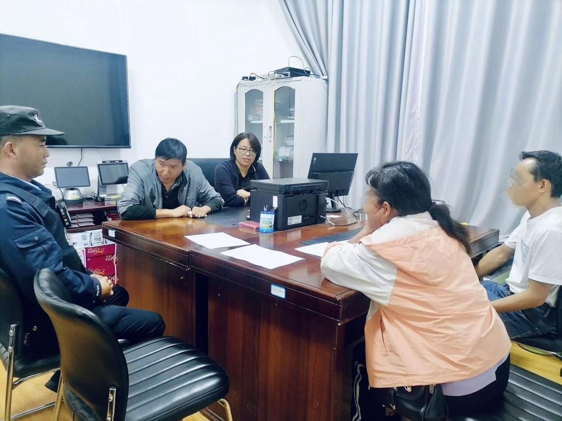 2023年8月4日，和立峰（左二）在調(diào)解一起家庭婚姻糾紛。受訪者供圖