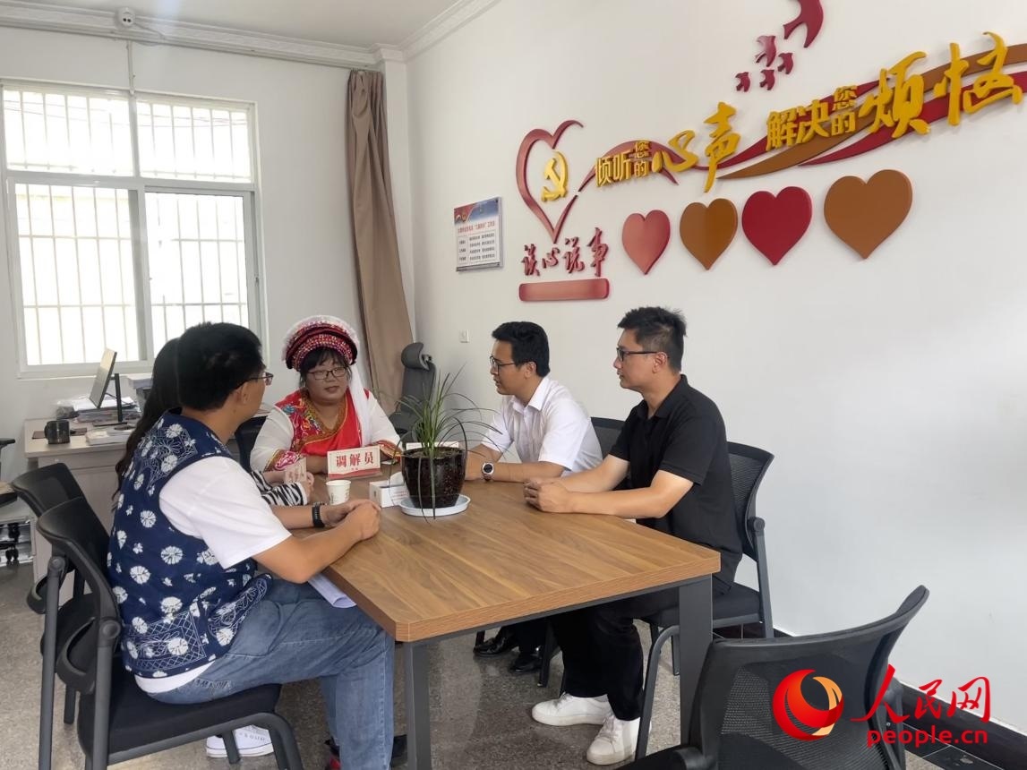 李雪娟（右三）和群眾交流。人民網(wǎng) 周靜圓攝