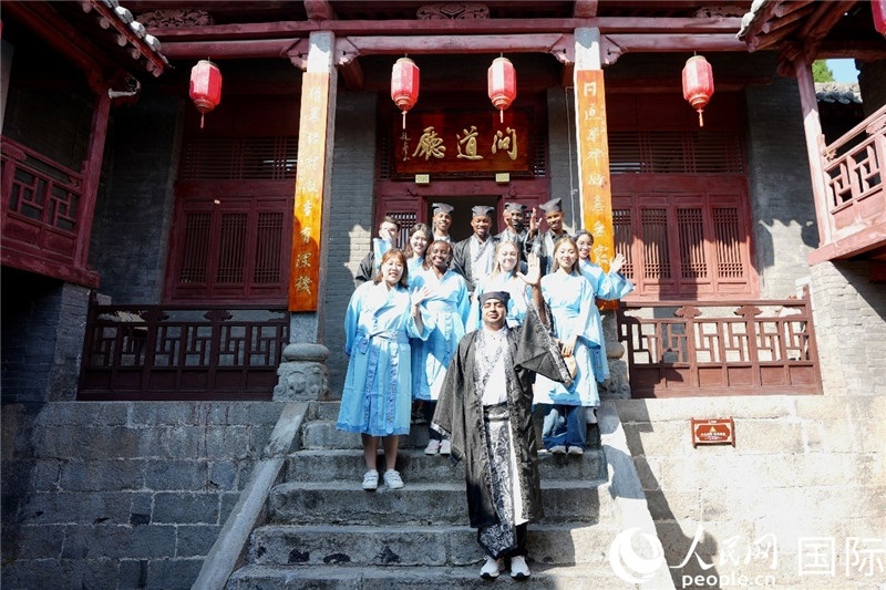 圖為選手們在海會書院內合影留念。人民網 盧鵬宇攝