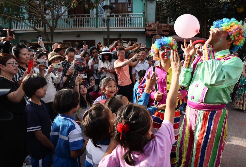 演員與小朋友在新疆喀什古城景區(qū)互動(dòng)（2023年9月7日攝）。新華社記者 蘭紅光 攝