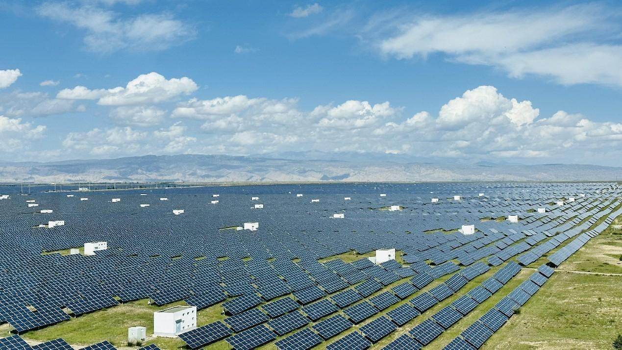 遠(yuǎn)眺青海省海南州光伏發(fā)電園區(qū)。人民網(wǎng) 劉沛然攝
