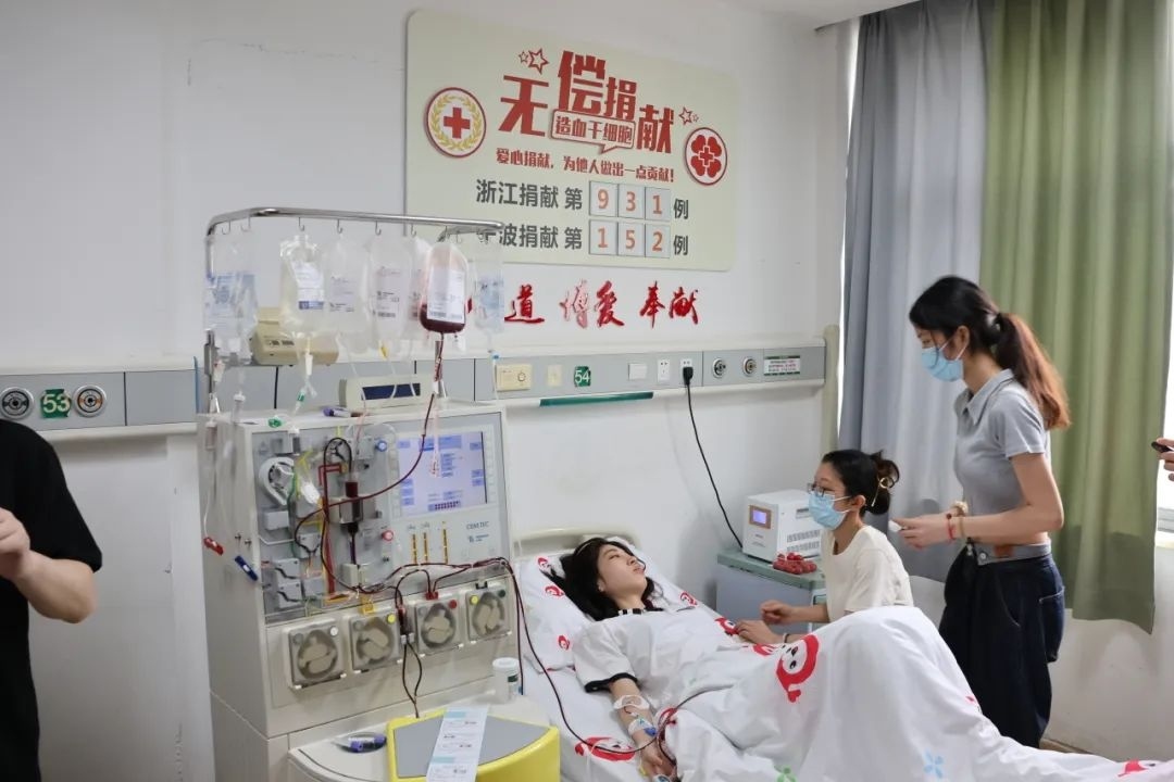 陸冰冰（右三）捐獻(xiàn)185毫升造血干細(xì)胞。受訪者供圖