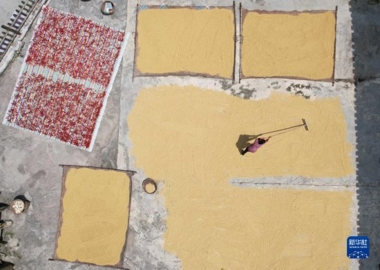 9月16日，村民在貴州省黔東南苗族侗族自治州施秉縣馬溪鄉(xiāng)王家坪村晾曬稻谷（無人機照片）。