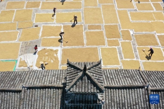 9月16日，村民在貴州省黔東南苗族侗族自治州從江縣剛邊壯族鄉(xiāng)三聯(lián)村晾曬稻谷（無人機照片）。