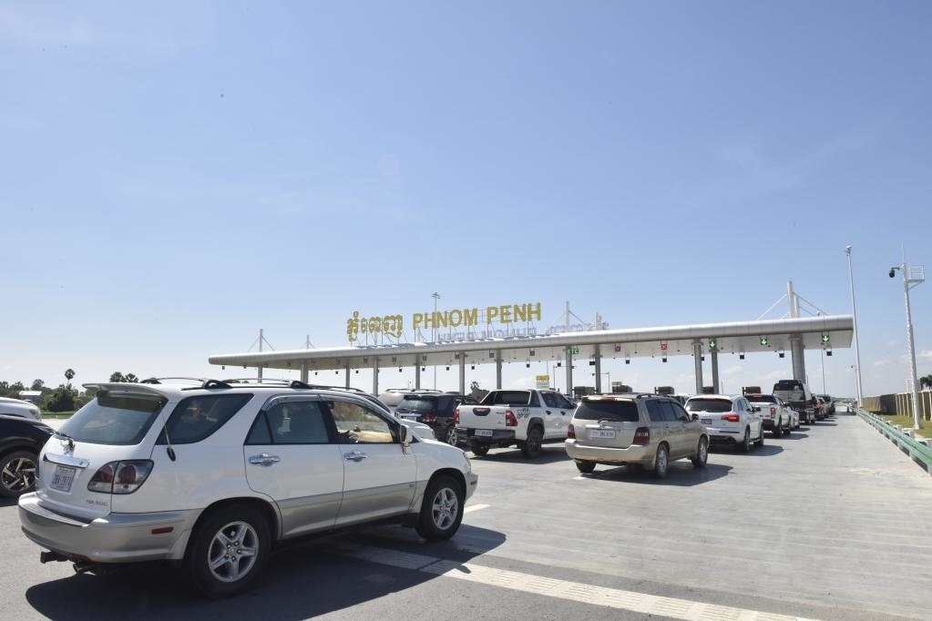 2022年11月7日，車輛在柬埔寨首都金邊的金港高速公路入口處排隊。金港高速公路連接柬埔寨首都金邊和該國最大深水海港西哈努克港。