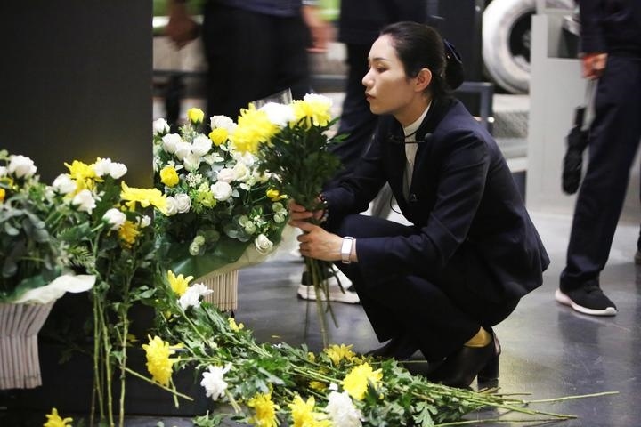 9月18日，工作人員在侵華日軍第七三一部隊(duì)罪證陳列館整理花束。新華社記者 石楓 攝