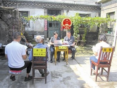 圖②：法庭在農(nóng)家小院開展巡回審判。