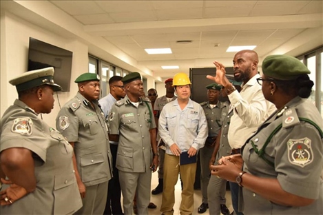 萊基港員工向海關(guān)工作人員講解掃描儀使用方法。受訪者供圖