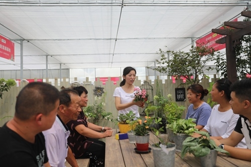 李敏向村民講授花木直播經(jīng)驗(yàn)。受訪者供圖