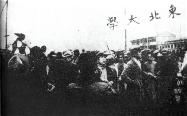 △東北大學(xué)學(xué)生走在一二·九請愿游行隊(duì)伍最前列。