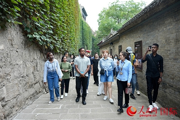 選手們認(rèn)真聆聽導(dǎo)游講解。人民網(wǎng) 盧鵬宇攝