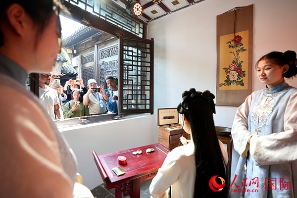 選手們觀看表演。人民網(wǎng) 盧鵬宇攝