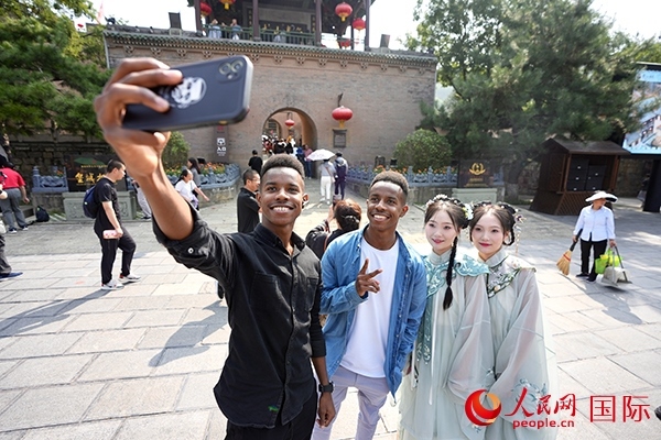 兩對(duì)雙胞胎偶遇合影。人民網(wǎng) 盧鵬宇攝