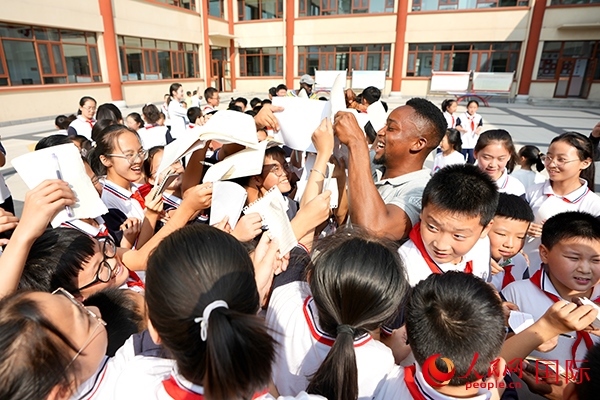 孩子們和選手互動簽名。人民網 盧鵬宇攝