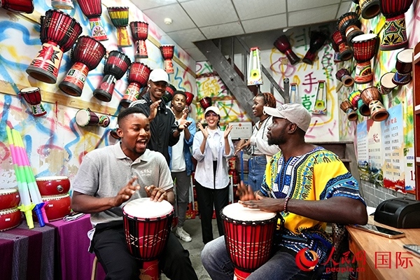 選手們敲起非洲鼓。人民網 盧鵬宇攝