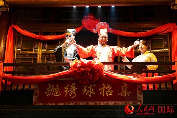 拋繡球。人民網(wǎng) 盧鵬宇攝