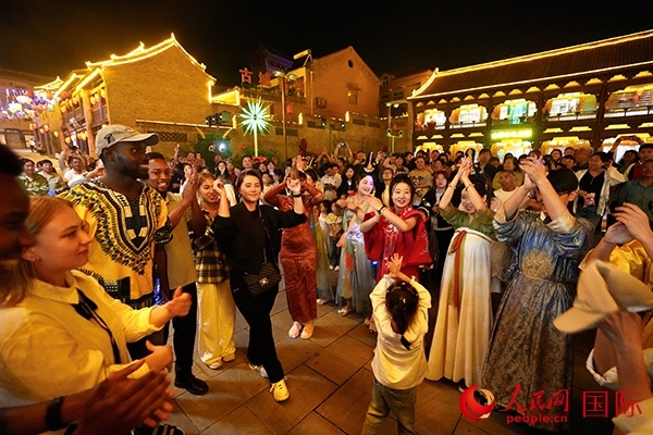 選手們和演員們一起舞蹈。人民網(wǎng) 盧鵬宇攝