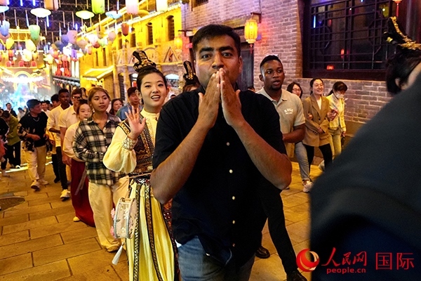 選手體驗古城巡游。人民網(wǎng) 盧鵬宇攝