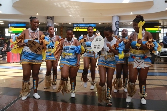 當(dāng)?shù)孛癖姎g迎中國旅行團(tuán)。北青旅提供