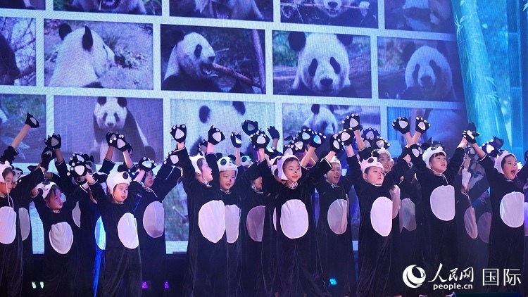 小演員們上演《歡樂功夫熊貓》。人民網(wǎng) 蔣曉辰攝