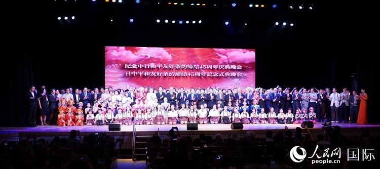 出席晚會(huì)的嘉賓與演員合影留念。人民網(wǎng) 蔣曉辰攝