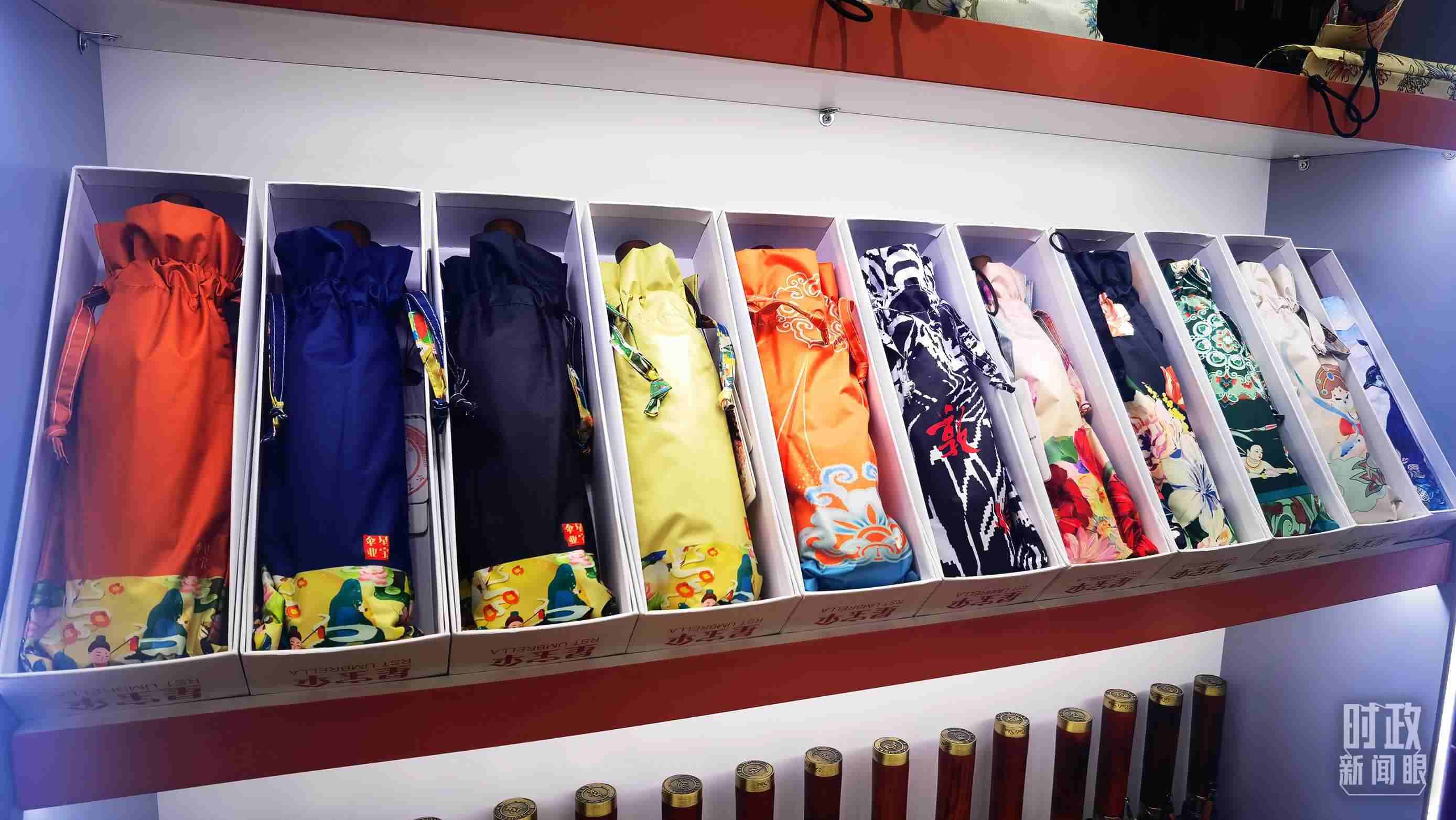 △商貿(mào)城內(nèi)的一家傘鋪，貨架上擺放著包裝精美的雨傘。（總臺央視記者范學(xué)禹拍攝）