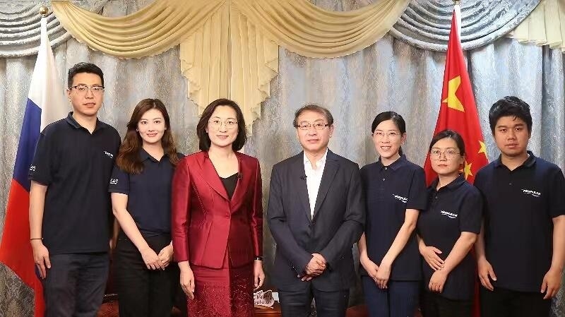 中國駐葉卡捷琳堡總領(lǐng)事崔少純與人民網(wǎng)采訪組合影。