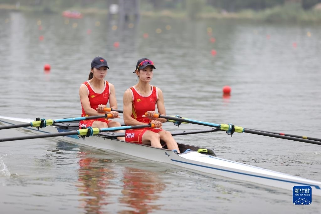 9月24日，鄒佳琪（左）/邱秀萍在決賽中。新華社記者 賈浩成 攝