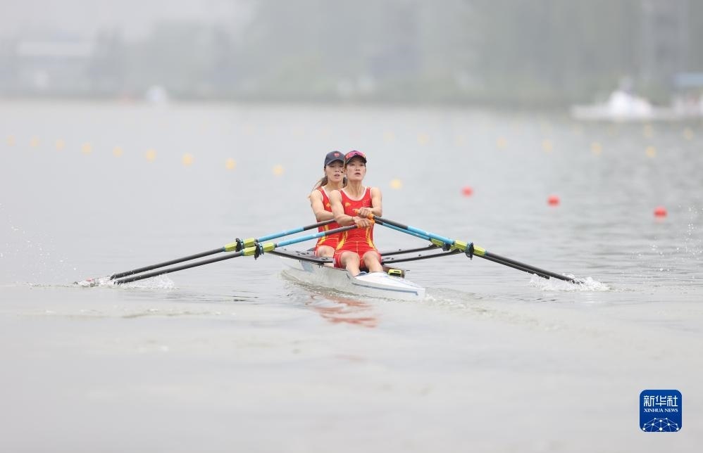 9月24日，鄒佳琪（左）/邱秀萍在決賽中。新華社記者 賈浩成 攝