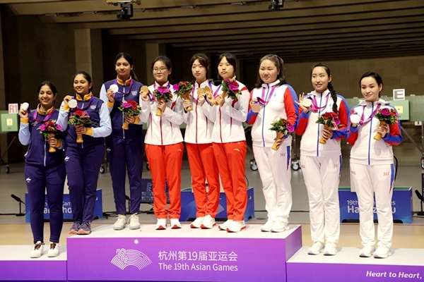 9月24日，杭州亞運會射擊女子10米氣步槍團體賽頒獎儀式。人民網記者 胡雪蓉攝