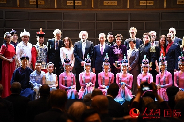 中國(guó)駐瑞典大使崔愛(ài)民夫婦與演職人員及部分來(lái)賓合影留念。人民網(wǎng)記者 殷淼攝