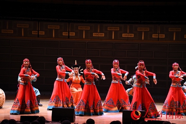 內(nèi)蒙古藝術(shù)劇院表演的《草原頌》劇照。人民網(wǎng)記者 殷淼攝