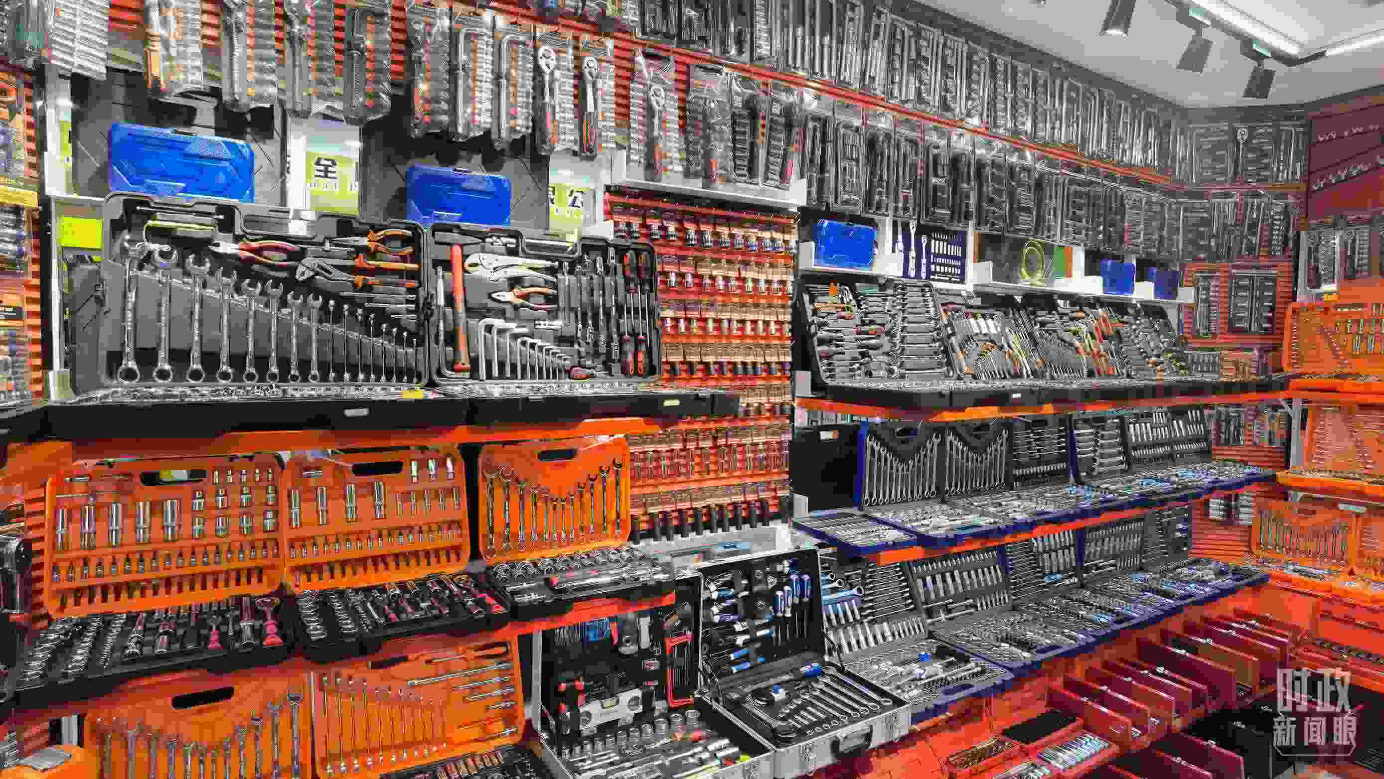 △義烏國際商貿(mào)城內(nèi)的一家五金店，貨品豐富。（總臺央視記者石丞拍攝）