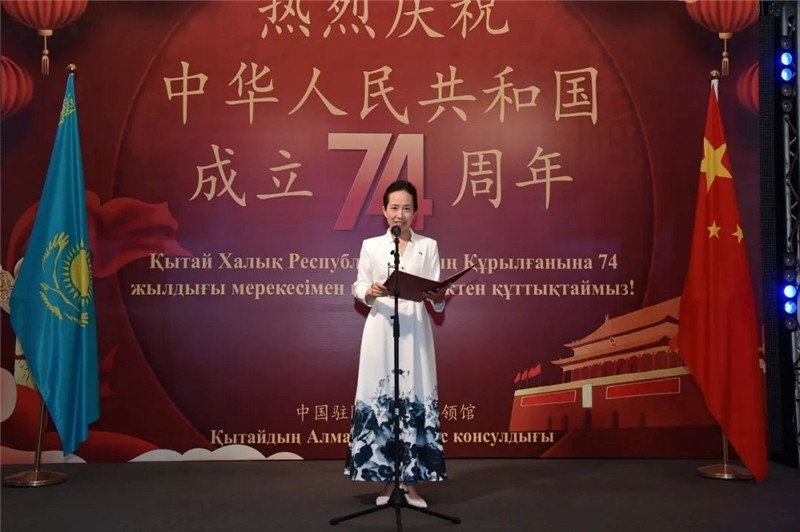 圖為蔣薇總領(lǐng)事致辭。駐阿拉木圖總領(lǐng)館供圖