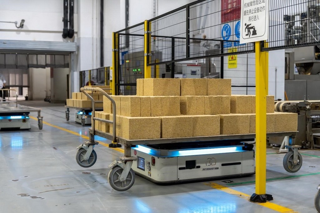 在701制曲車間，運輸機器人等智能化設(shè)備已實現(xiàn)規(guī)模化應(yīng)用。王哲攝