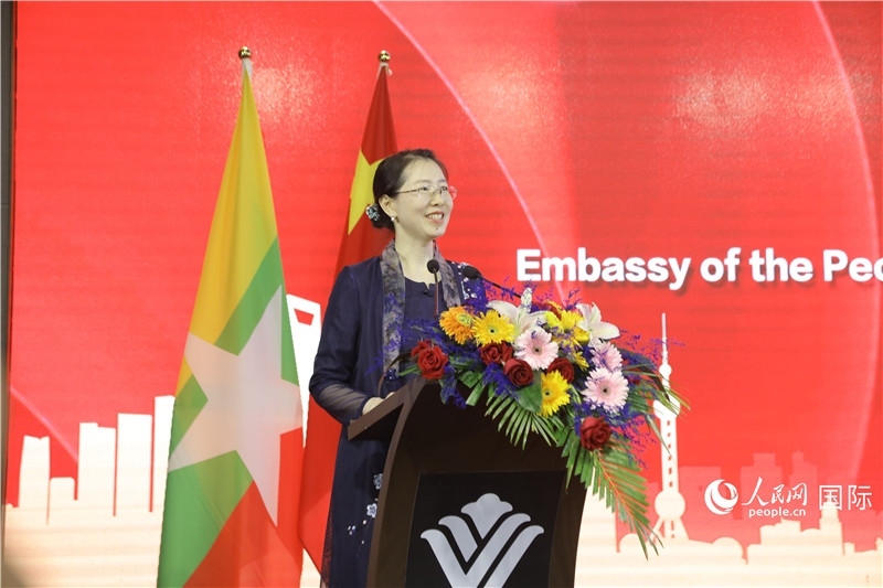 圖為使館臨時代辦曹靜致辭。人民網(wǎng)記者 謝佳君攝