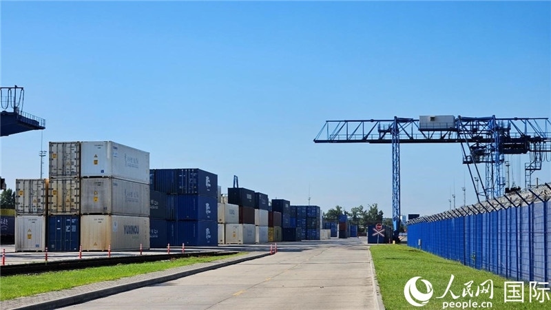 布列斯特北站，堆滿了來自中國的貨物。人民網記者 王震攝